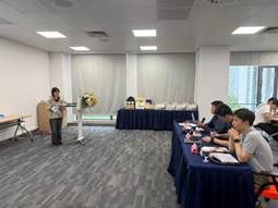 人们在房间里
中度可信度描述已自动生成