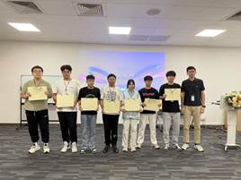 一群人站在室内
描述已自动生成